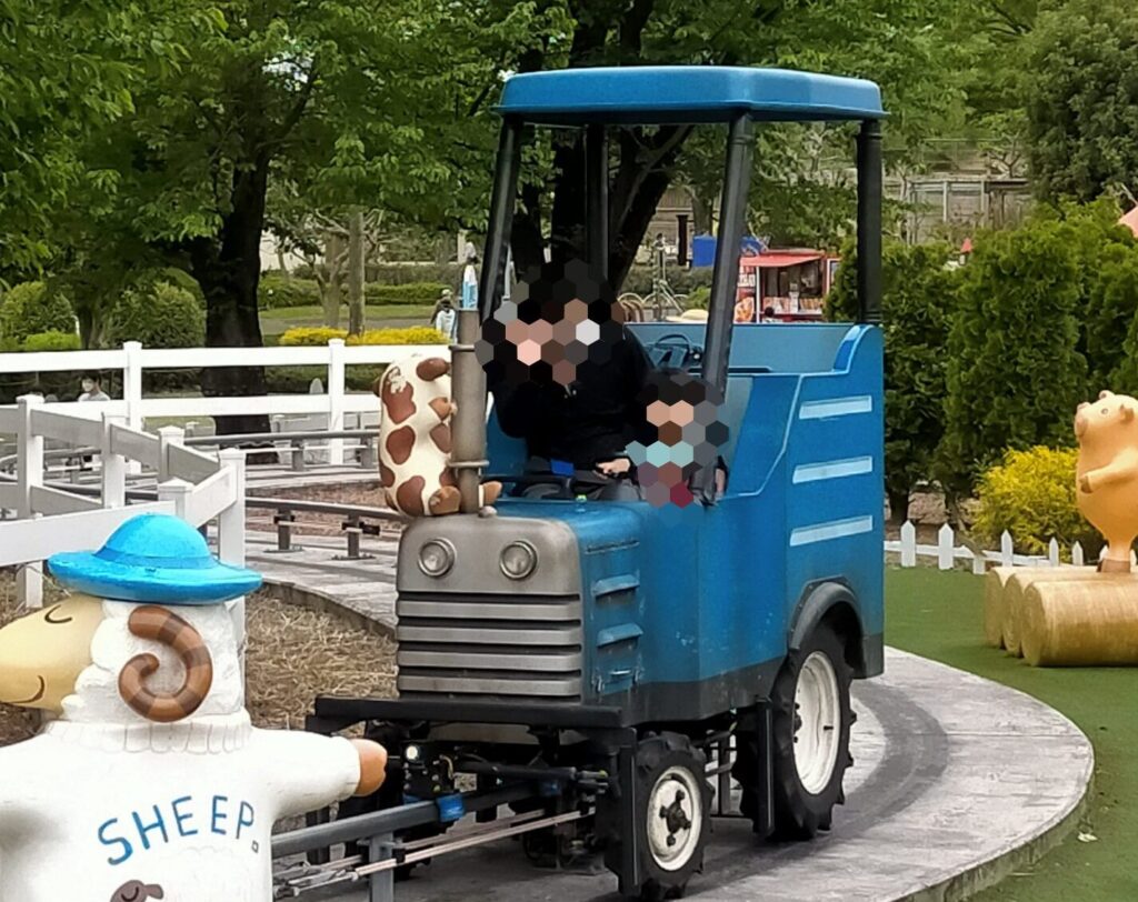 ２歳児の娘が「ピギーさんの“とことこ”トラクター」に乗っている写真