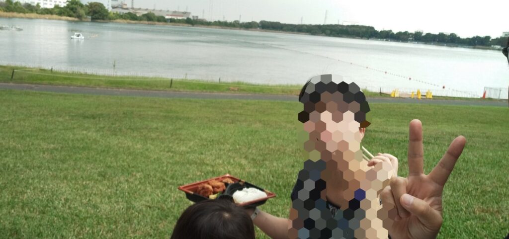 マルサン久喜店のお弁当を公園で食べている写真