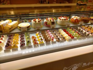 ベルパロッソ久喜店のケーキのラインナップの写真
