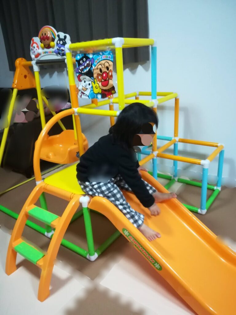 アンパンマン うちの子天才 ブランコパークDXで遊ぶ2歳の時の次女