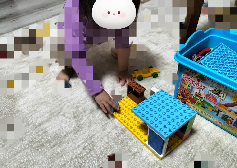 アンパンマンブロックを組み立てる3歳児