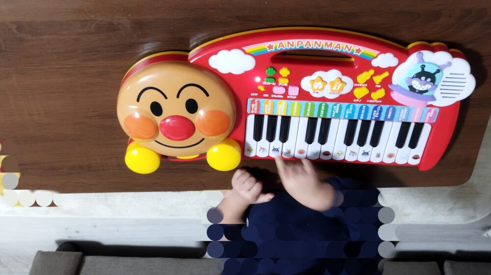 アンパンマンのピアノを奏でる3歳の娘